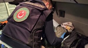 Van’da Görevli Polis Memuru, Kiralık Araçta 16 Kilo Esrarla Yakalandı