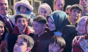 Bakan Göktaş, Çocuklarla Birlikte İlahiye Eşlik Etti