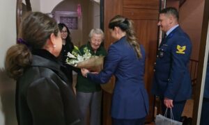 Ankaralı Hatice Teyze’den Mehmetçik’e Gönül Köprüsü: 195 El Emeği Boyunluk Birliğe Ulaştı