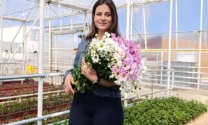 SİMAV’DA DÜNYA KADINLAR GÜNÜ SEBEBİYLE 35 BİN ÇİÇEK DAĞITIMI YAPILDI