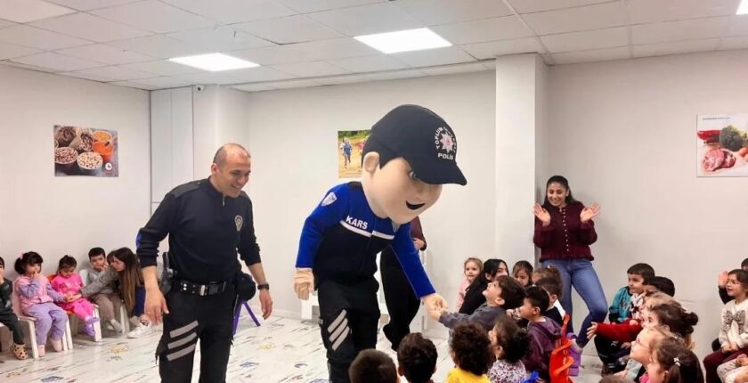 Kars’ta miniklere polislik tanıtıldı: hem öğrendiler hem eğlendiler