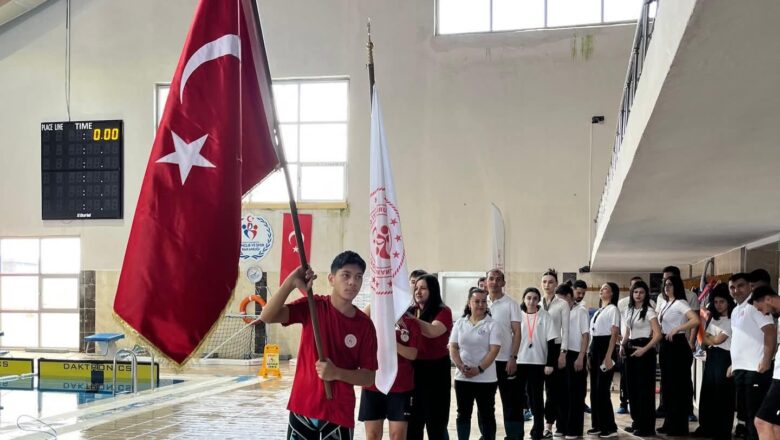  Kars’ta 23 Nisan coşkusu havuzda yaşandı: yüzme il birinciliği tamamlandı