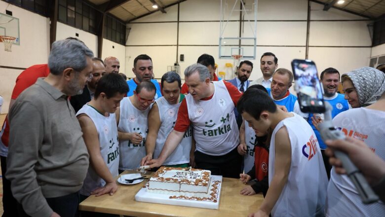  Bakan Bak, Down Sendromlu Özel Sporcularla Sahaya Çıktı: “Onların Mutluluğu Bizim İçin Değerli”