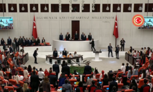 TBMM’de 23 Nisan Özel Oturumu: Numan Kurtulmuş Koltuğunu Çocuklara Devretti