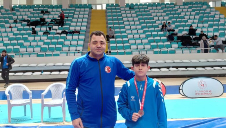  Erzincanlı Milli Güreşçi Anzor Yasin, Türkiye Üçüncüsü Oldu