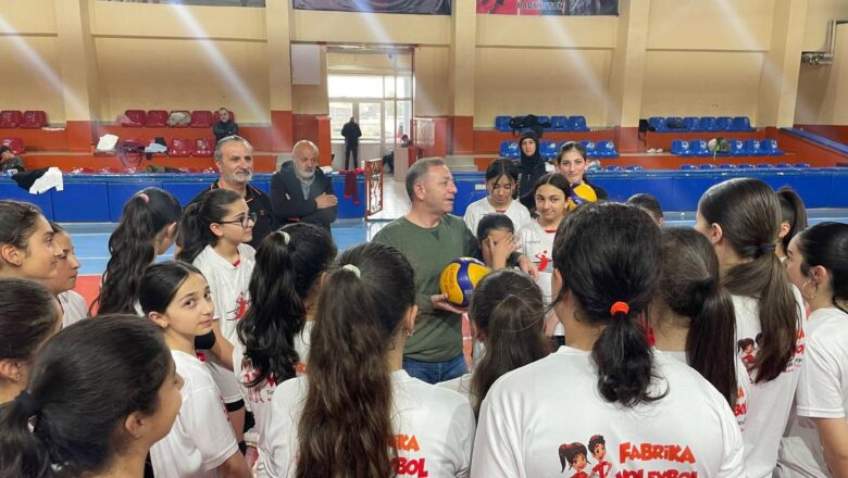  Vali Ziya Polat Voleybol Antrenmanında Öğrencilerle Buluştu