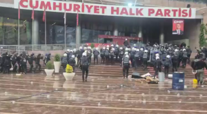 Polis Ekipleri CHP Genel Merkezi’ne Girdi: Bahçe Kapısı Yıkıldı, Biber Gazlı Müdahale Gerçekleşti