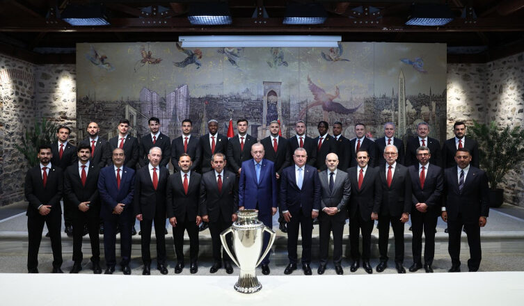  Cumhurbaşkanı Erdoğan, Süper Lig Şampiyonu Galatasaray’ı Kabul Etti