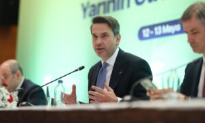 Bakan Bayraktar Rüzgâr Enerjisi Sektörüyle Bir Araya Geldi: 2035 Hedefi Belirlendi
