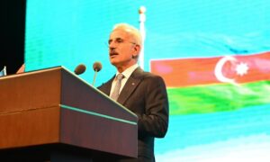 Ulaştırma ve Altyapı Bakanı Uraloğlu, Azerbaycan Cumhuriyeti Bağımsızlık ve Silahlı Kuvvetler Günü Programına Katıldı