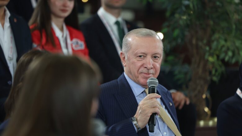  Cumhurbaşkanı Erdoğan Gençleri Milletin Evi’nde Ağırladı: “En Büyük Yatırımı Gençlerimize Yapmaya Kararlılıkla Devam Edeceğiz”
