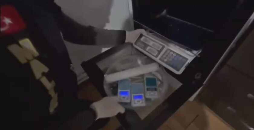 İstanbul’da Üç İlçede Dev Uyuşturucu Operasyonu: 5 Kilo 80 Gram Amfetamin Ele Geçirildi