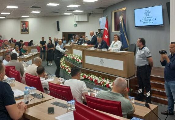 Aydın Büyükşehir Meclisi’nde 1,5 Milyarlık Kredi Tartışması: “Pavyon” Sözü Gerginlik Yarattı
