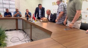 AK Parti Yalova İl Başkanı Umut Güçlü’ye Sürpriz Doğum Günü Kutlaması