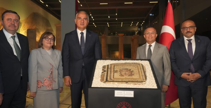Çingene Kızı Mozaiği’nin 13’üncü Paneli Türkiye’ye Döndü