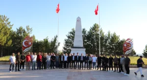 Sivas’ta “çerçeve yasa” tepkisi: Şehitliklere karanfil bıraktılar