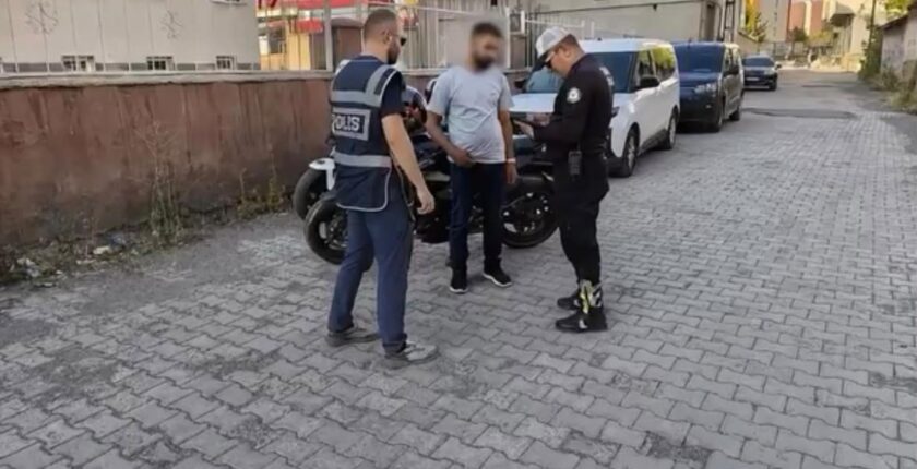 Ağrı’da Gece Saatlerinde Tehlikeli Sürüş Yapan Motosikletliye Ağır Ceza