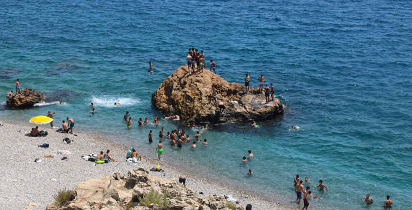 Antalya’da Sıcak Hava Sahillere Akın Ettirdi: Hissedilen Sıcaklık 40 Dereceyi Aştı