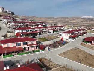 Bitlis’te Ahıska Türkleri İçin İnşa Edilen Kalıcı Konutların Teslimi Başladı