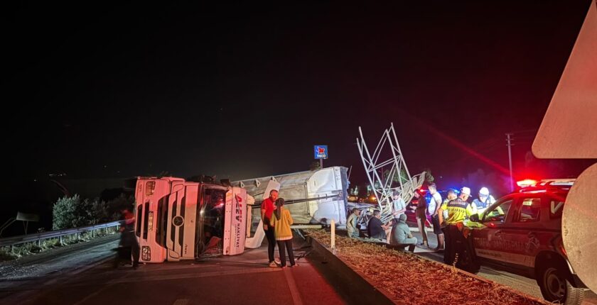 İzmir’de damperini açık unutan TIR tabelaya çarpıp devrildi: 1 yaralı