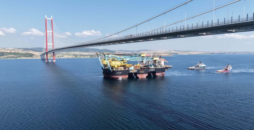 Dünyanın en büyük 3’üncü vinç gemisi ‘SAIPEM 7000’, 1915 Çanakkale Köprüsü’nün altından geçti