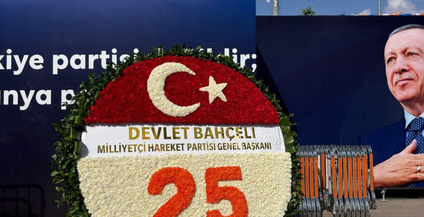 MHP Lideri Bahçeli’den AK Parti’nin 25. Kuruluş Yıl Dönümüne Özel Tebrik Çelengi