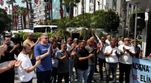 Adana’da servis plakası ihalesi gerginliği: Belediyeye girmek isteyen gruba müdahale