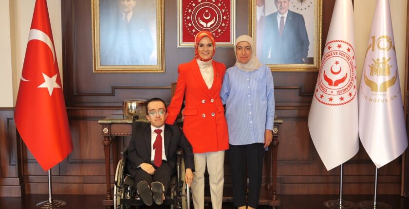 Bakan Göktaş Cam Kemik Hastası Doktor Hamza Mesut Ağır Ve Annesini Ağırladı