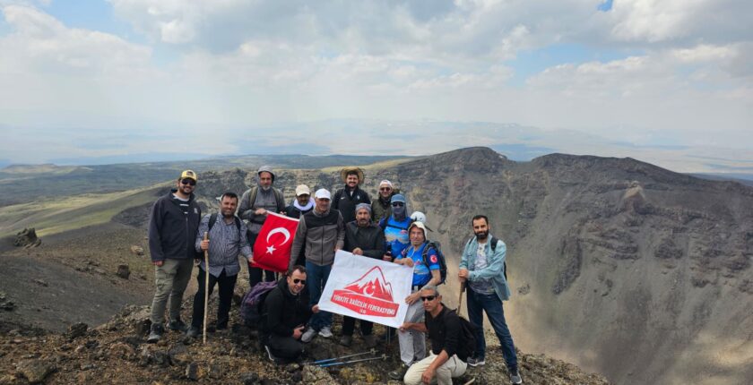 Ağrılı Dağcılardan Büyük Tendürek’e Tırmanış