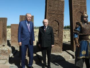 Cumhurbaşkanı Erdoğan Tarihi Selçuklu Meydan Mezarlığı’nı Ziyaret Etti